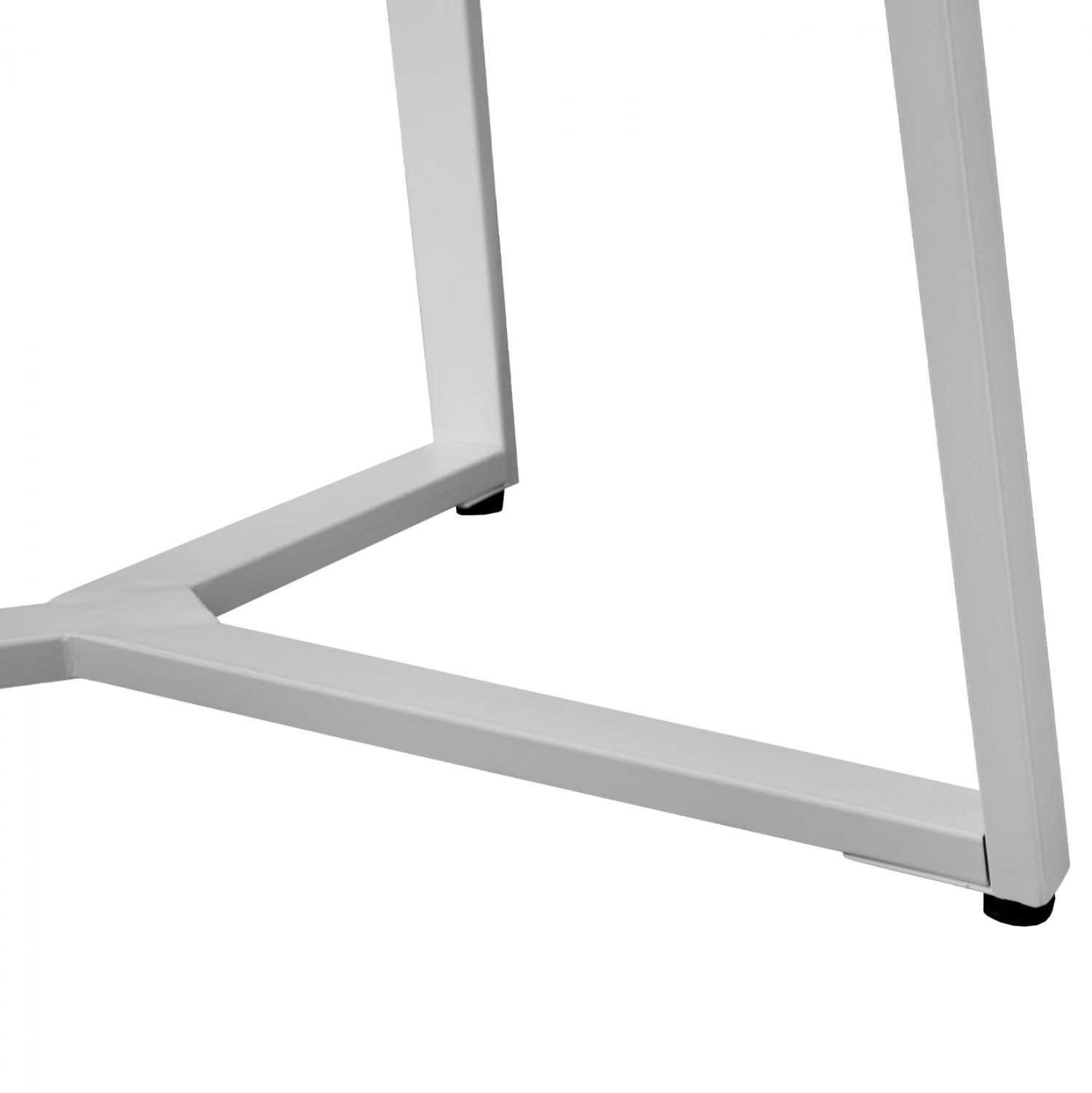 Основа – бял цвят