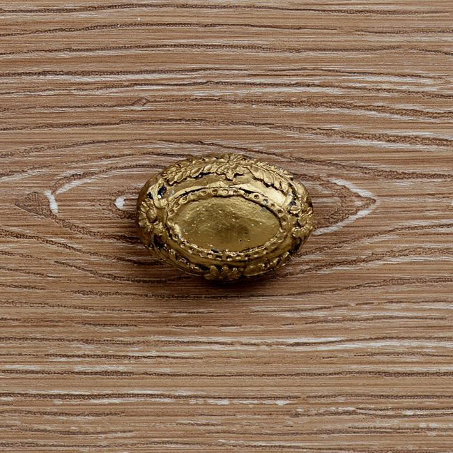 ТВ шкаф цвят крем-бяла платина