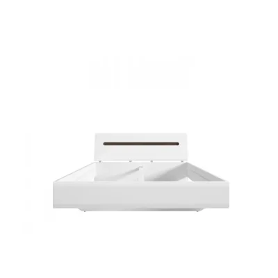 Спалня AZTECA TRIO е изискано двойно легло със заоблени детайли и декоративна лента на таблата. Леглото е част от серията мебели Azteca на полската марка BRW и може да се комбинира с други модули от колекцията за обзавеждане на спалня бял гланц.