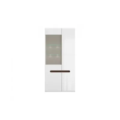 Висока витрина AZTECA TRIO е просторен и практичен шкаф с елегантна линия