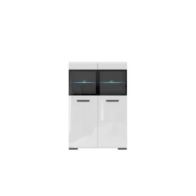 Витрина ASSEN SFK2W/15/10 разполага с две вратички с витрини от закалено стъкло и е част от серията Assen. Вътрешните пространства са разделени на рафтове и възможно добавянето на LED осветление.Модулна система за дневна Assen е с минималистичен дизайн и е изработена в бяло гланц с контраст на черни елементи на витрините. Заложено е на модерния стил