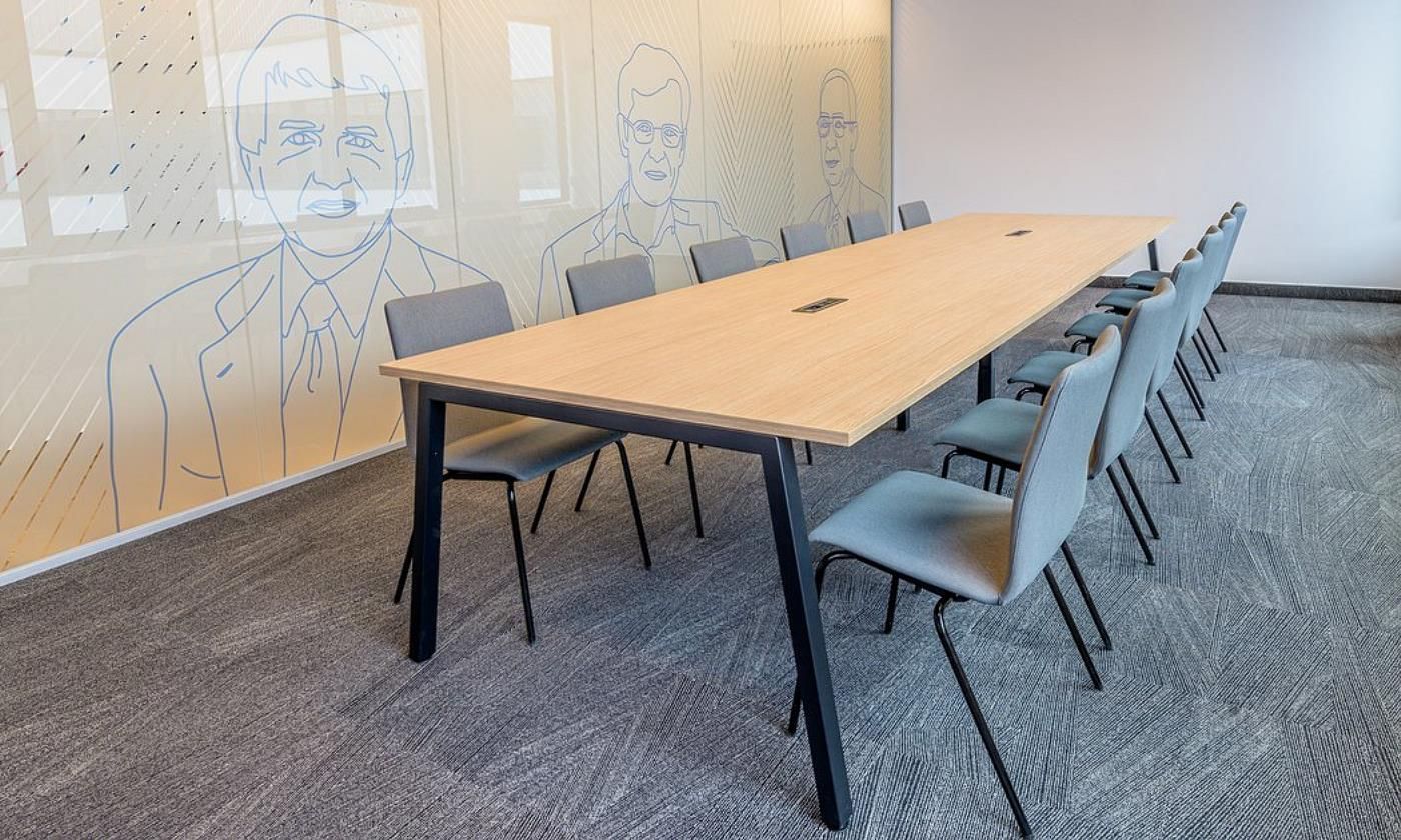 Посетителски стол   – ДЪРВЕСЕН/сив