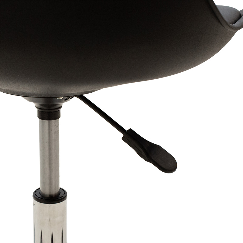 Офис стол черен цвят с хром крака