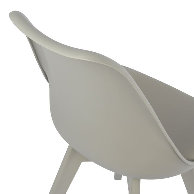 Стол – сив цвят.