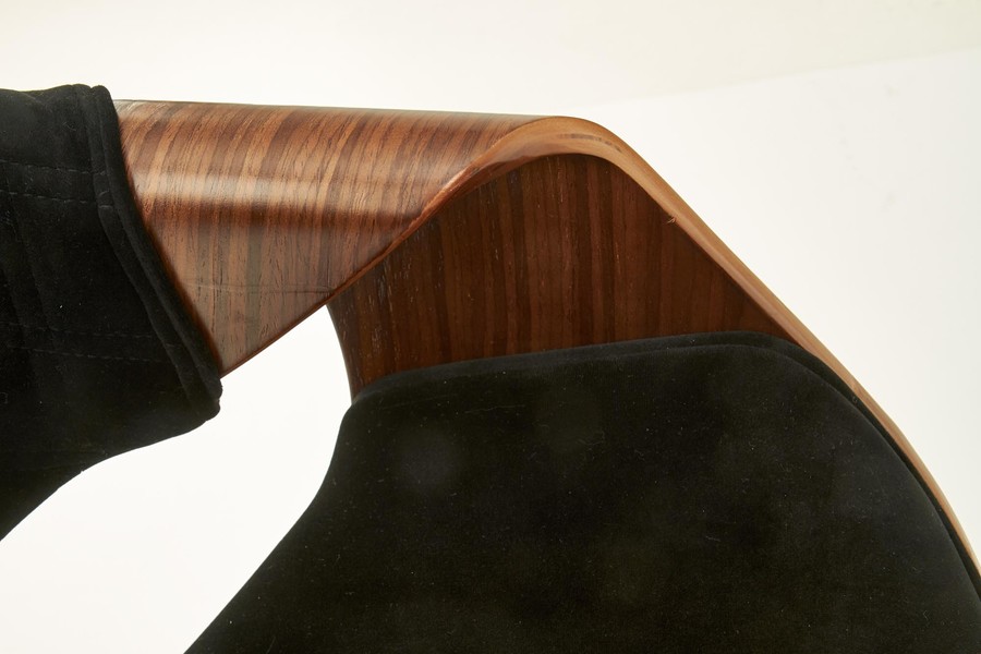 Стол – орех / черен