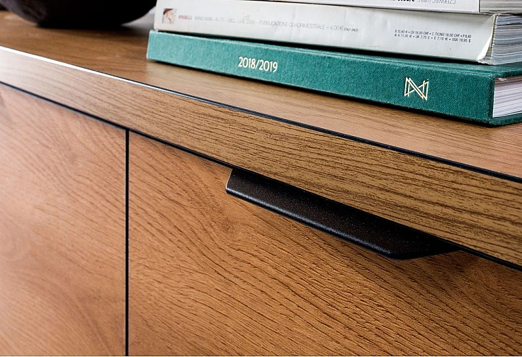 skrin-s-dve-vrati-i-tri-chekmedgeta-fonti-f-3-dab-karamel-dekorativen-print-ribena-kost-264033638-1200×820