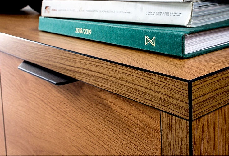 skrin-s-dve-vrati-i-tri-chekmedgeta-fonti-f-3-dab-karamel-dekorativen-print-ribena-kost-264033638-1200×820