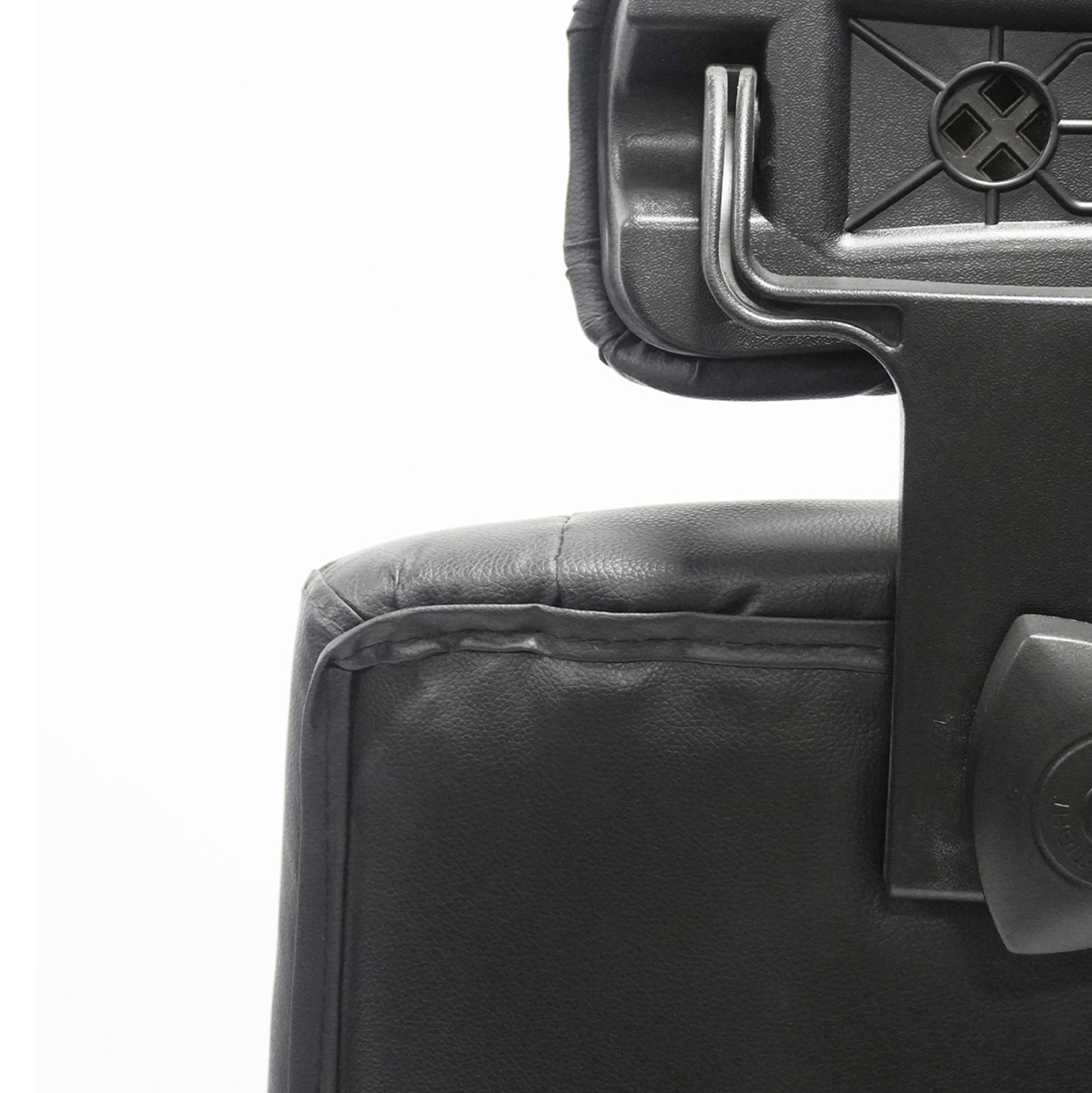 Офис стол с кожена обивка в черен цвят