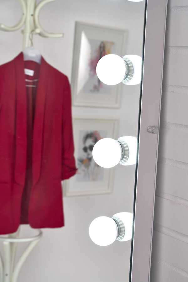 Огледало стоящо с LED осветление- сребърно