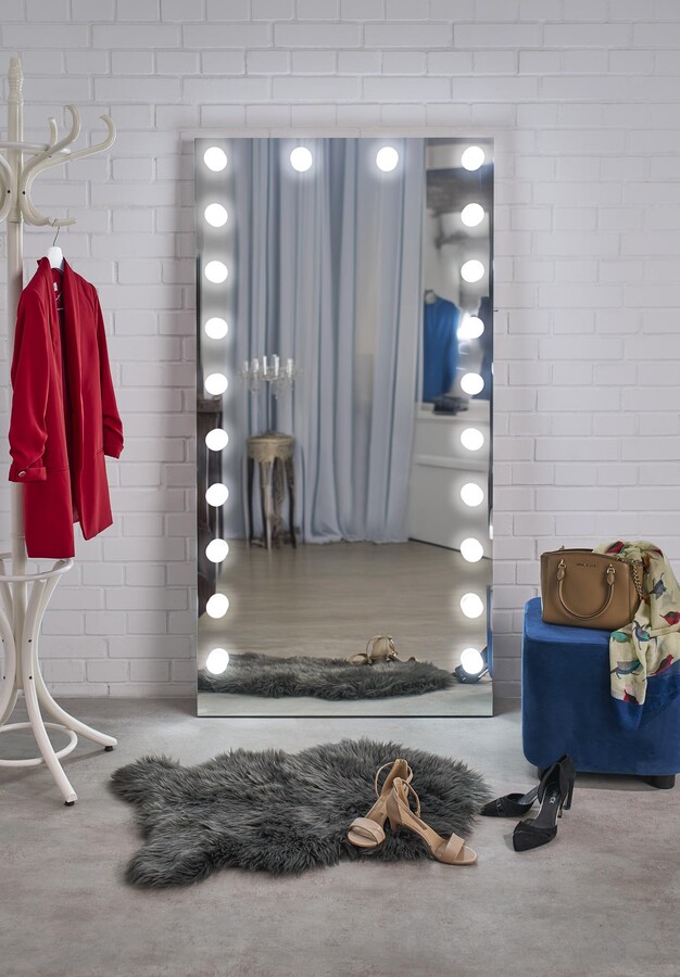 Огледало стоящо с LED осветление- сребърно