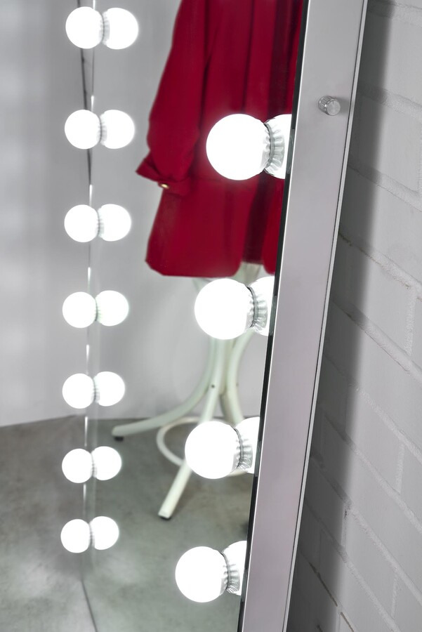 Огледало стоящо с LED осветление- сребърно