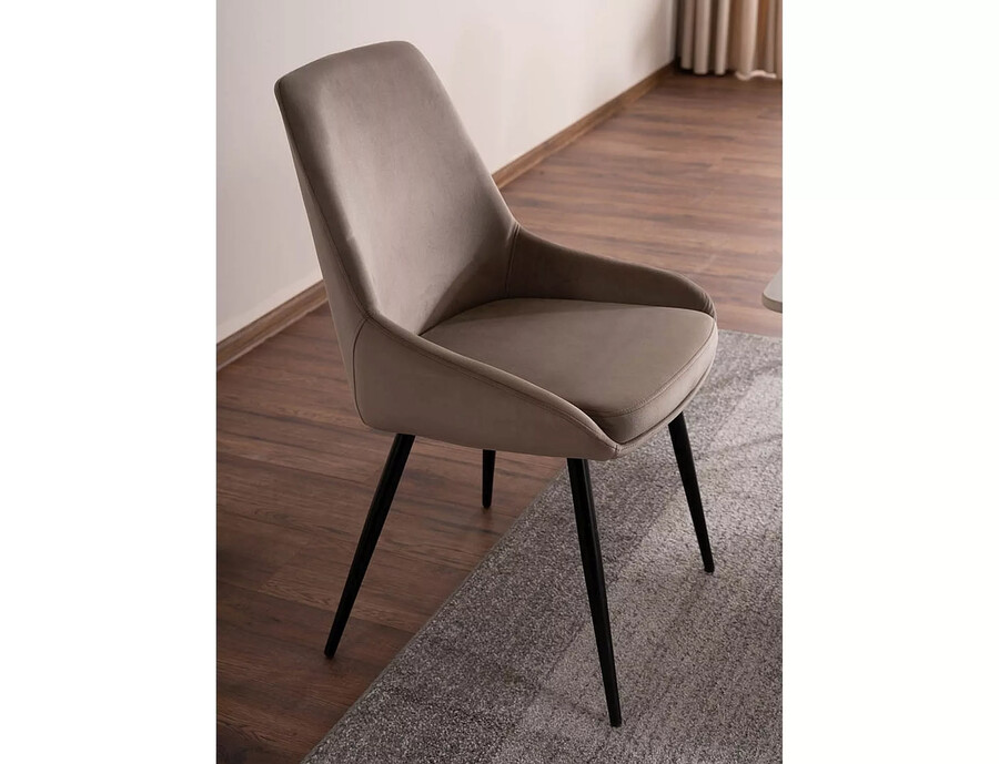 Стол – тъмно бежов