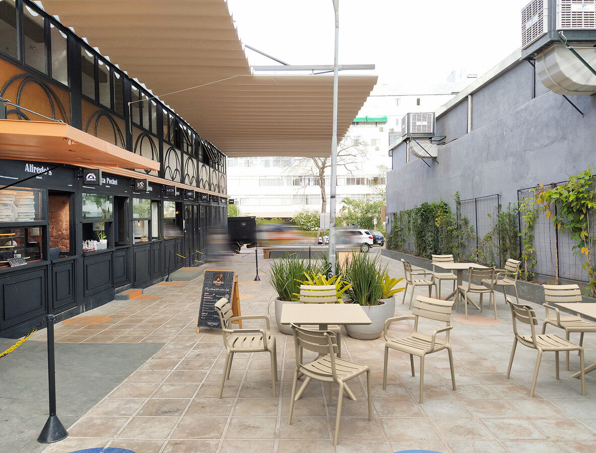 Стол бежов
